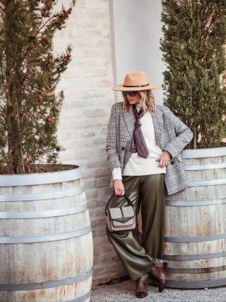 Olivovo zelená a bordó — klasika 🍂✨ Čo tak pridať zaujímavé doplnky? 👒 Krémový klobúk a elegantná viazanka okolo krku sú...